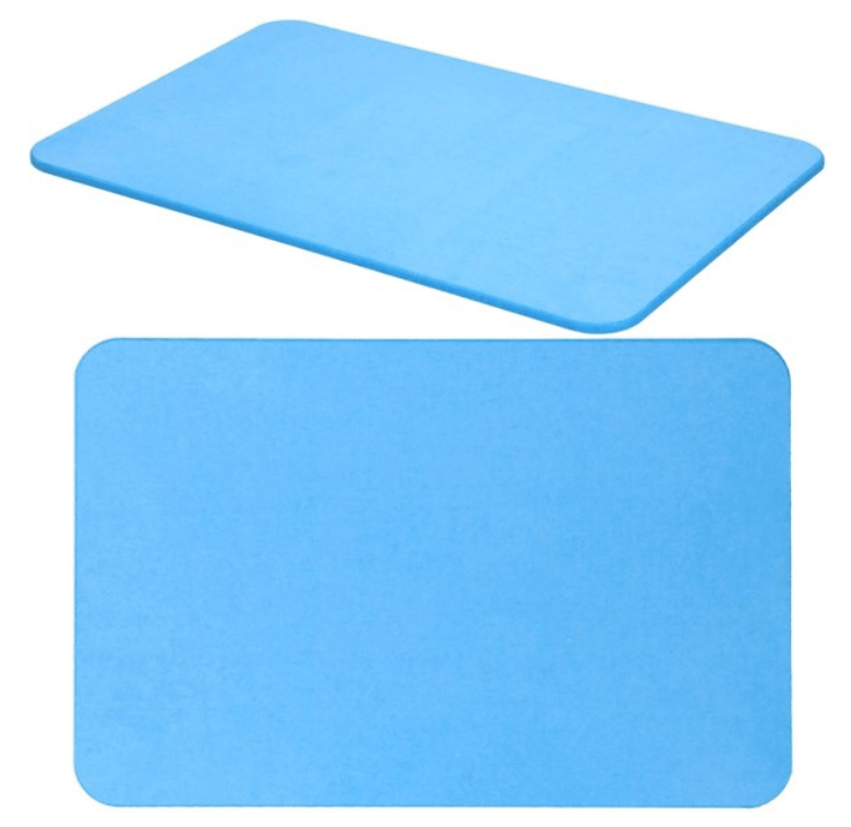 Mėlynas diatomito vonios kilimėlis padėtas prie vonios