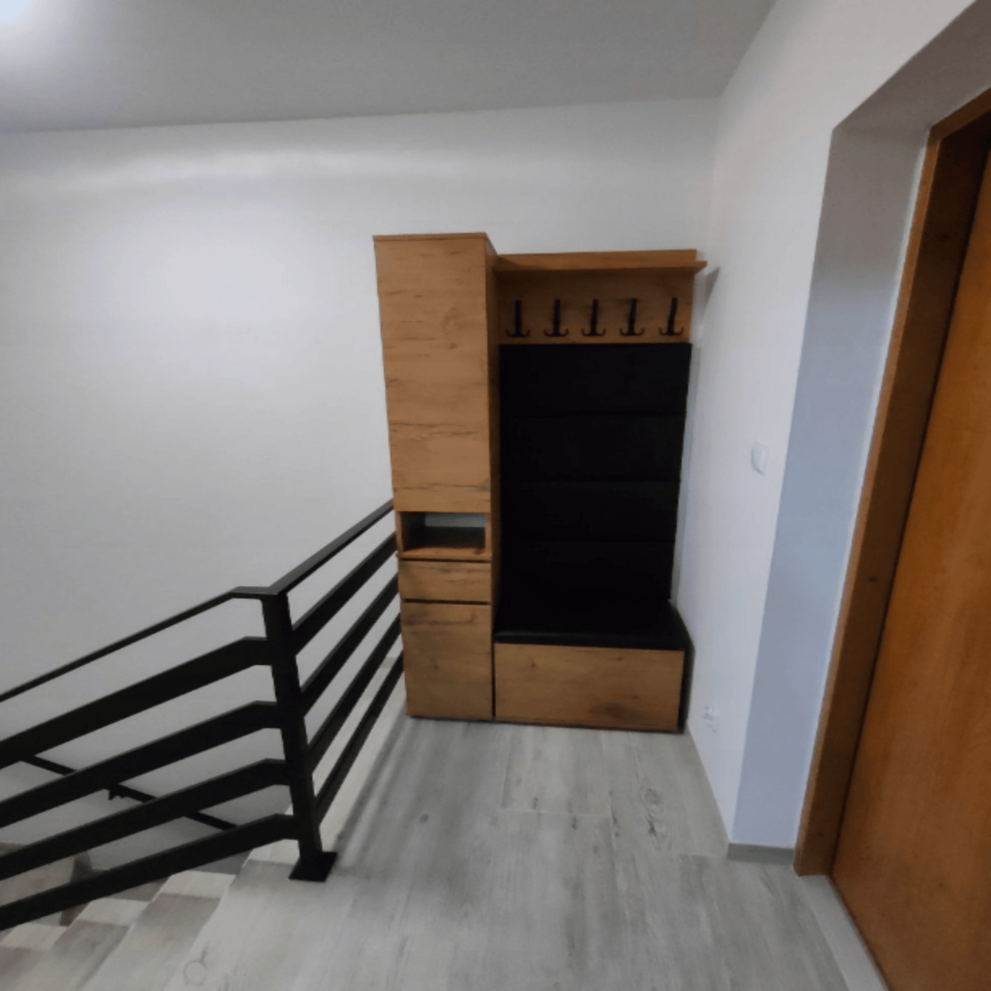Modulinis prieškambario komplektas su atskirai išdėstomais baldų elementais