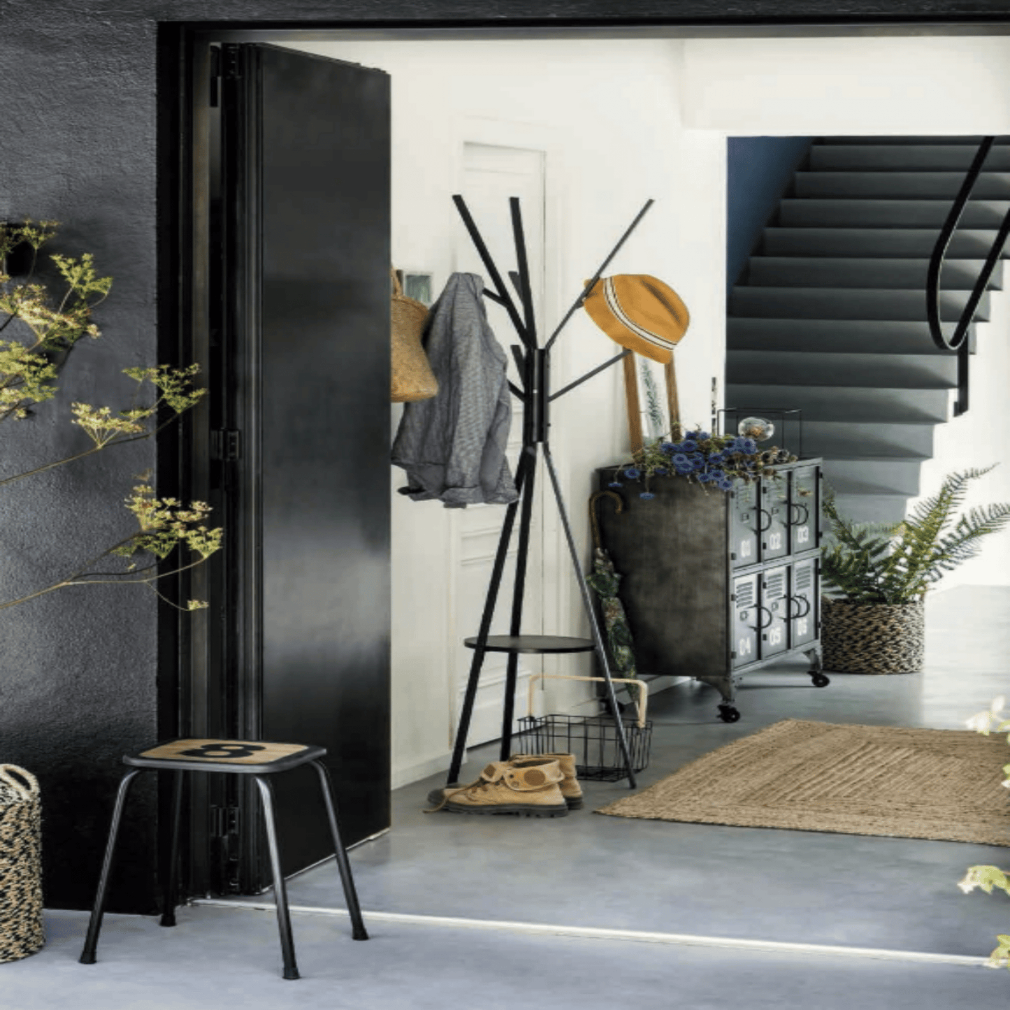 Stabili pastatoma paltų kabykla su papildoma lentyna krepšiams ir skėčiams