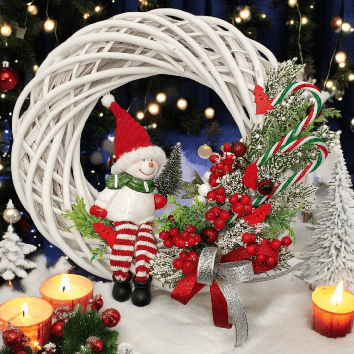 Kalėdinė durų dekoracija su natūraliomis šakelėmis ir kankorėžiais