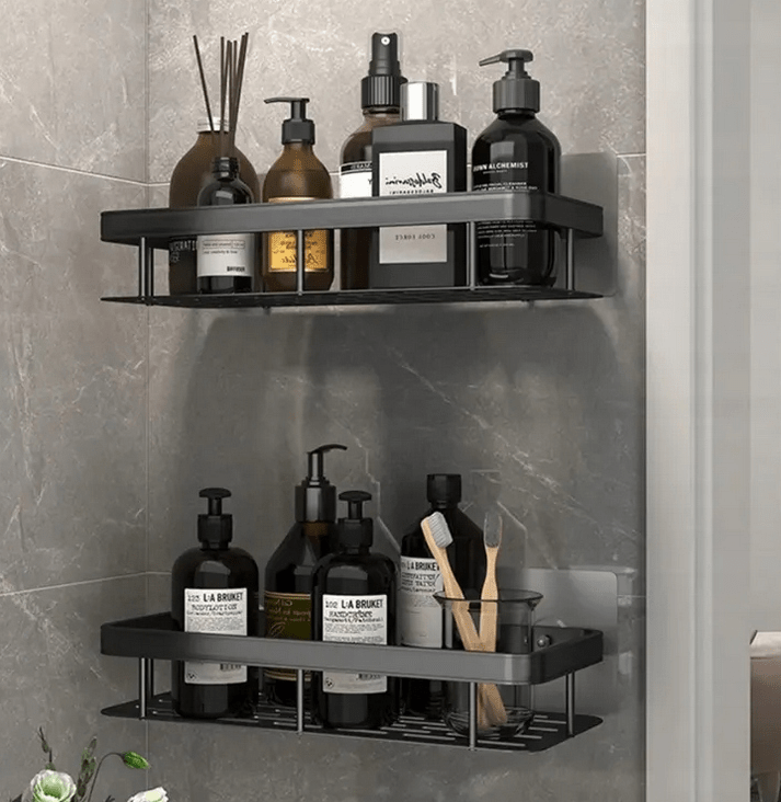 Pakabinama juoda vonios kambario lentyna su lipniais tvirtinimais ir moderniu dizainu