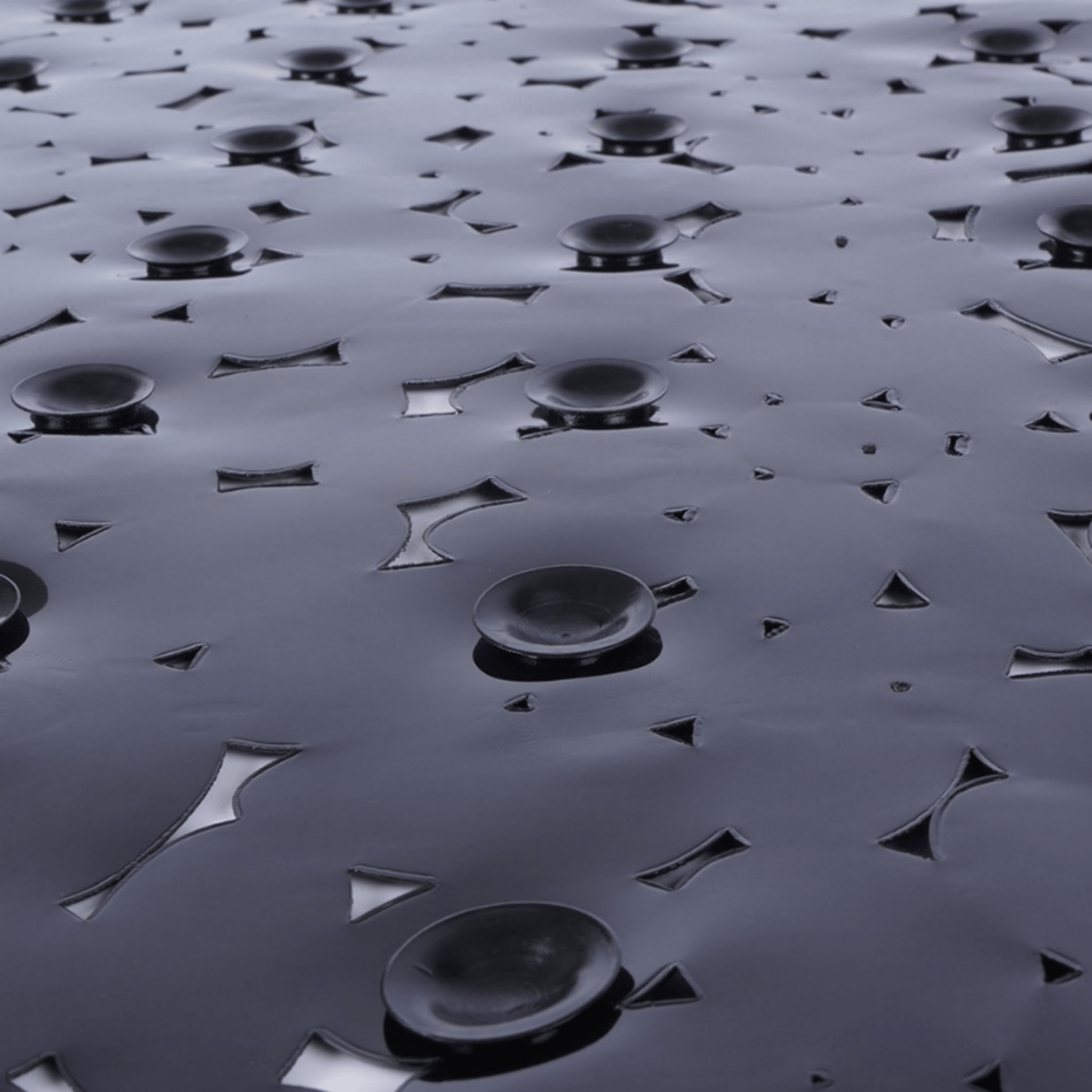 Vonios kilimėlis su daug siurbtukų – apsauga nuo slydimo šlapiuose paviršiuose