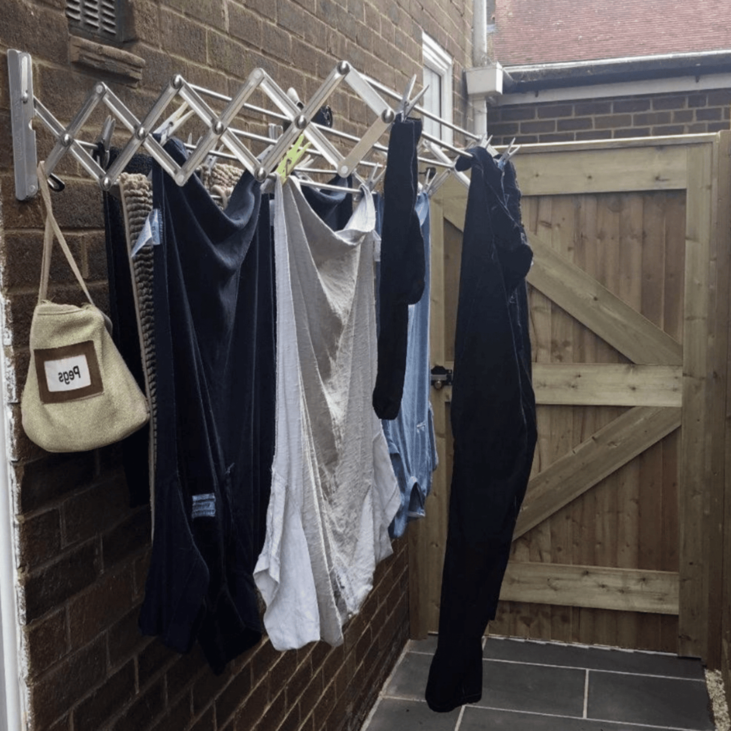 Ištraukiama džiovyklė drabužiams su horizontaliais strypais