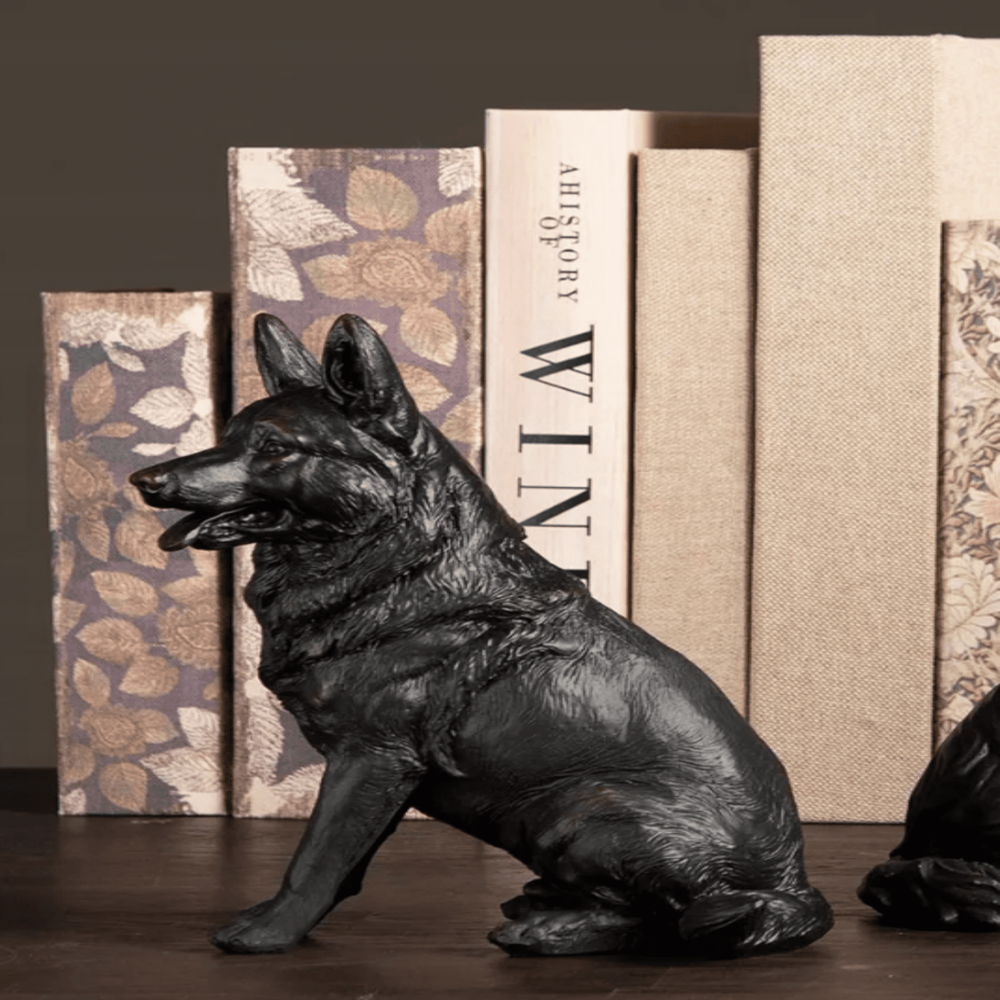 Dekoratyvinė juoda šuns figūrėlė namų interjerui, plastikinė