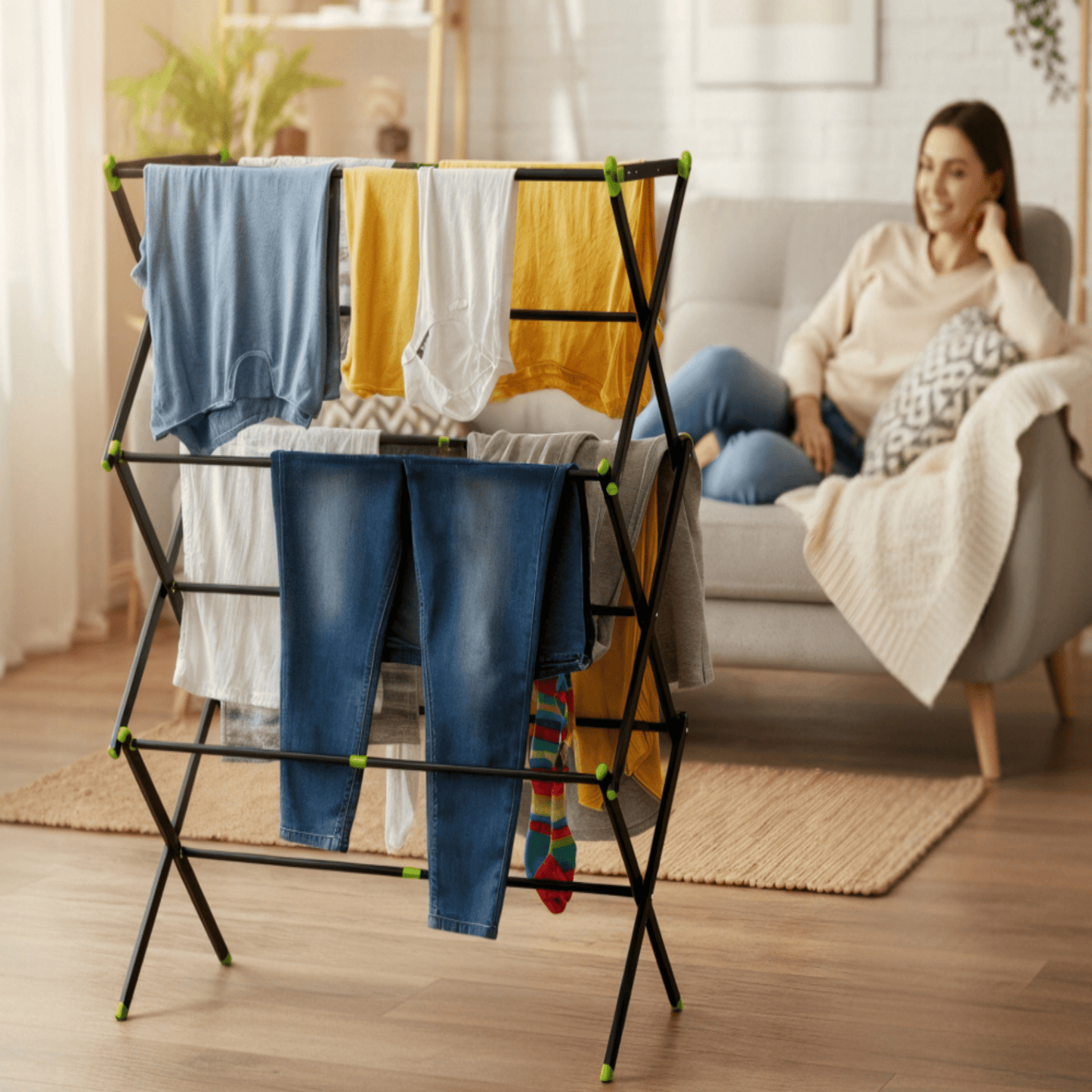 Juoda vertikali skalbinių džiovyklė Lucahome greitam ir patogiam drabužių džiovinimui