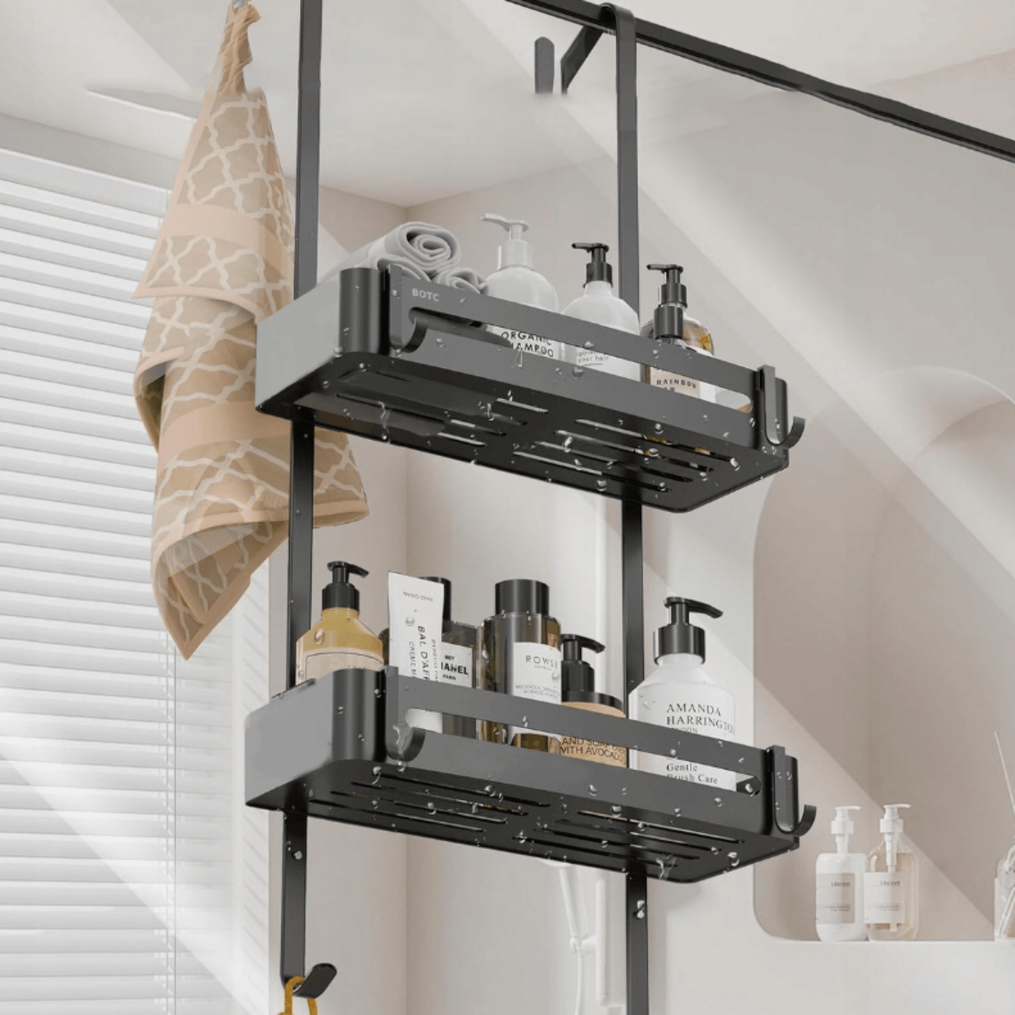 Talpi ir minimalistinė dušo lentyna virš durų BOTC