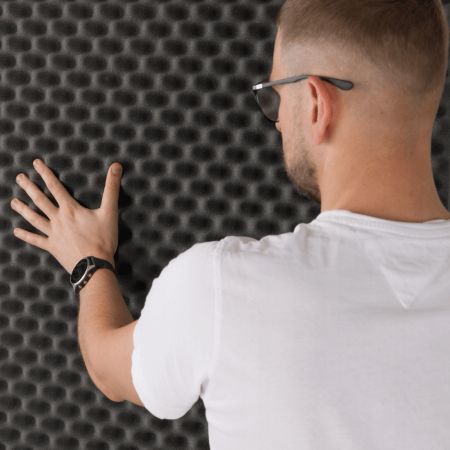 Grafito spalvos akustinis porolonas su banguotu paviršiumi