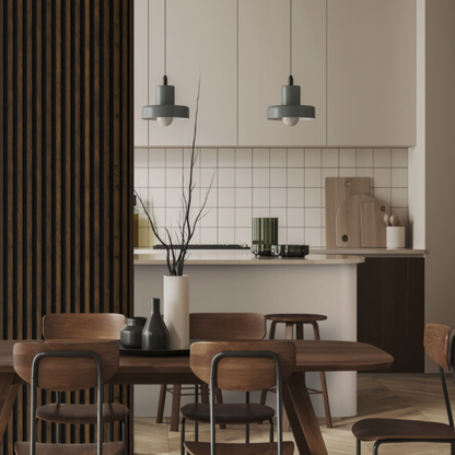 Stegu akustinė sienų plokštė su medžio imitacija ir juodu akustiniu veltiniu.