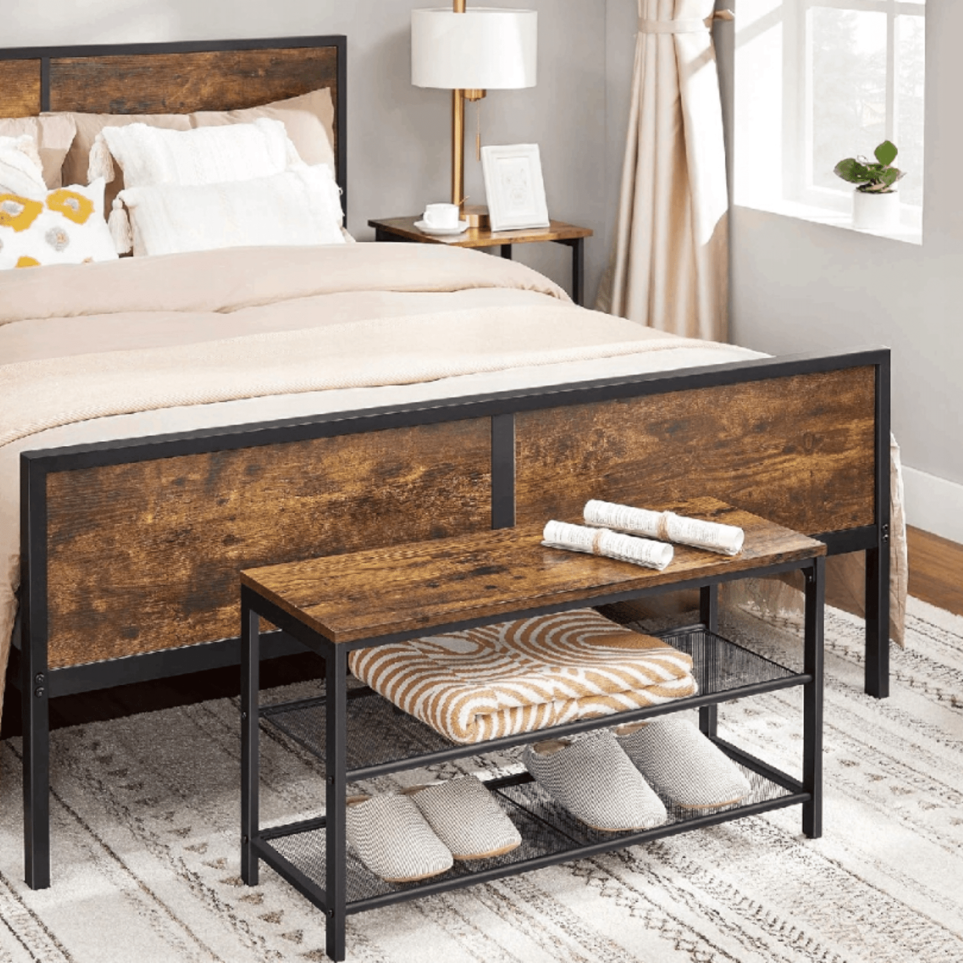 Rudos spalvos batų suoliukas su dviem tinklinėmis lentynomis ir metaliniu rėmu