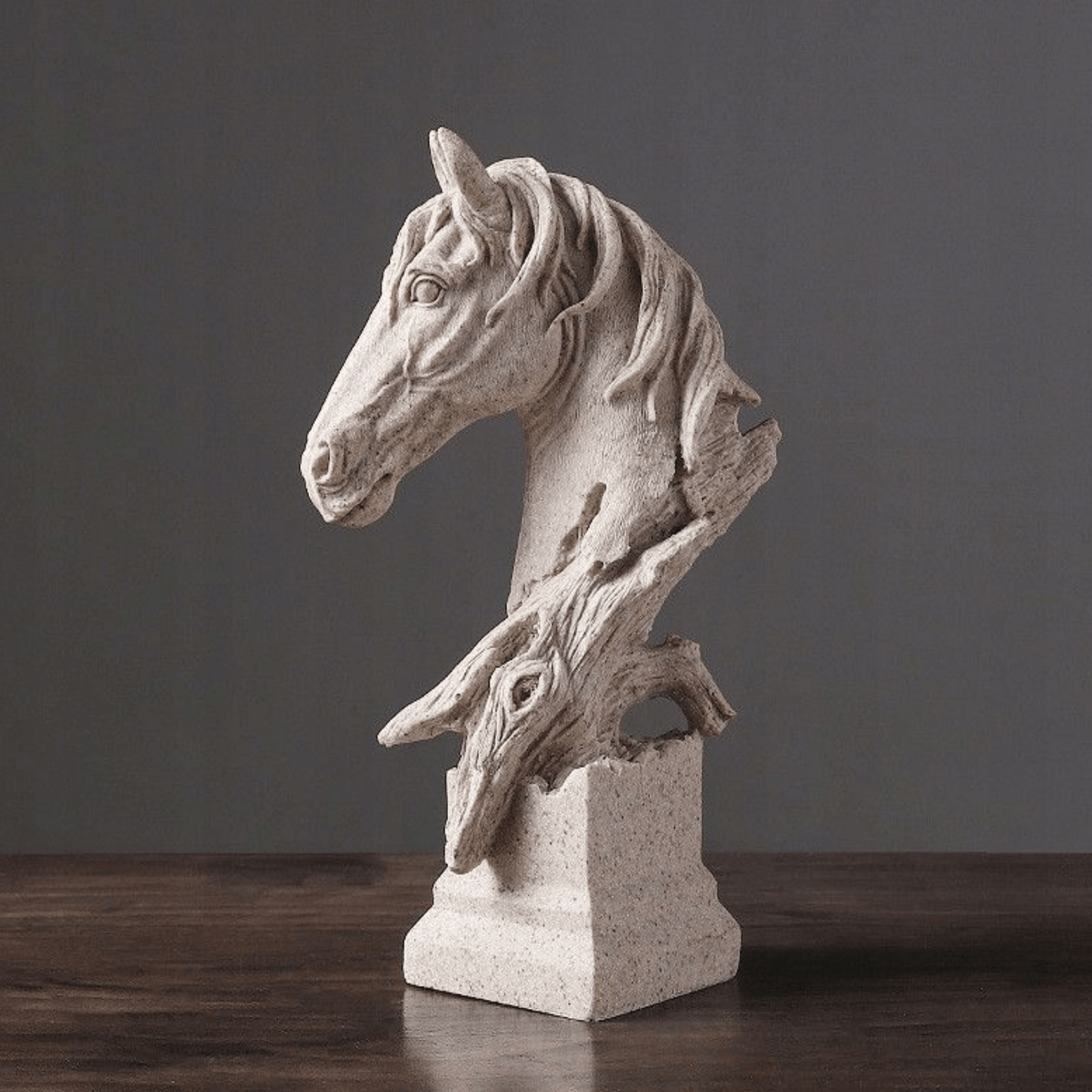 Stabiliai pastatoma arklio skulptūra svetainei ar biurui