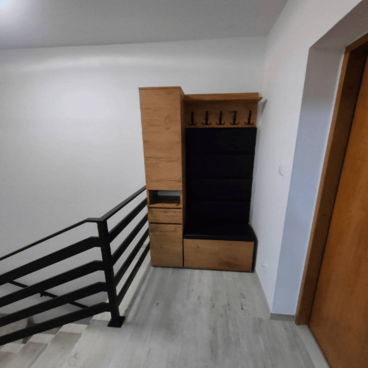 Modulinis prieškambario komplektas su atskirai išdėstomais baldų elementais