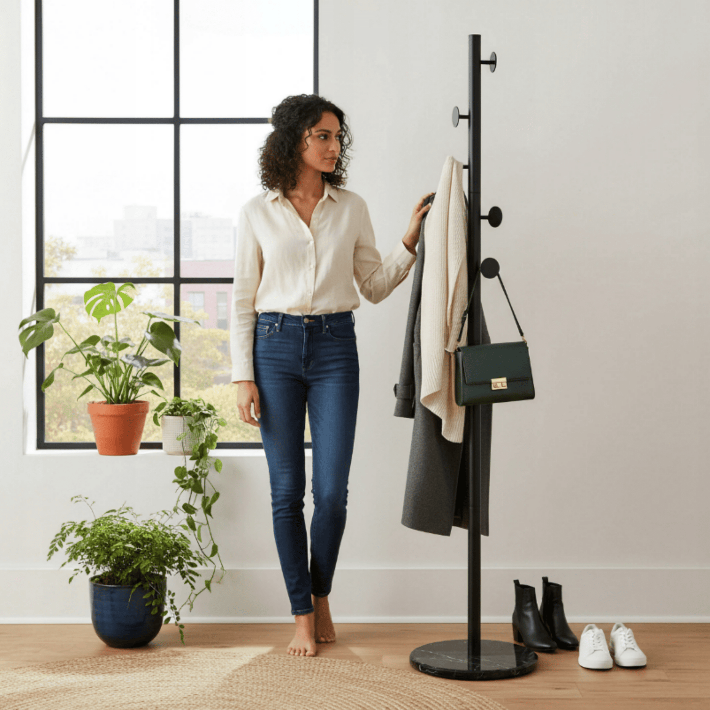 Stovinama metalinė drabužių pakaba su juodo marmuro pagrindu prieškambariui