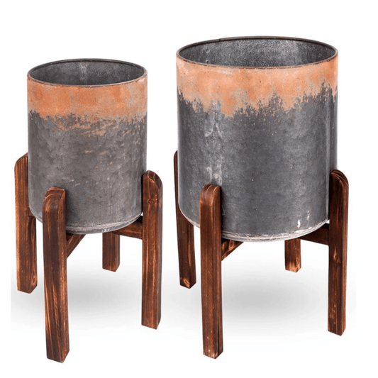Dviejų dydžių sidabriniai plieno vazonai su rūdžių efektu ant medinių stovų