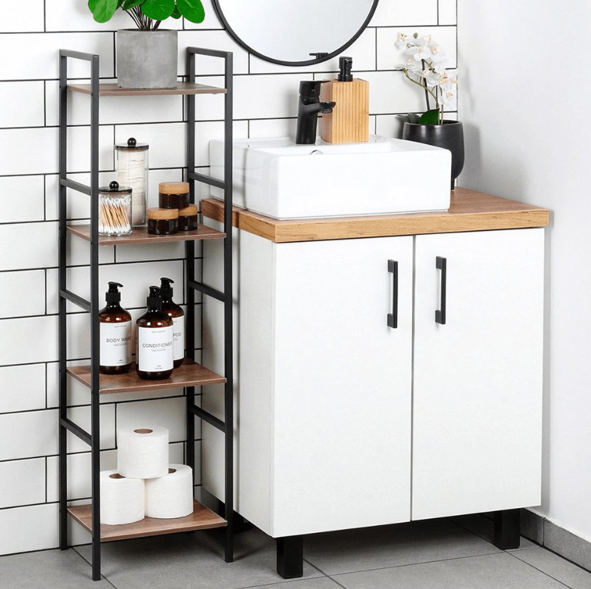 Juodo metalo lentyna su MDF lentynomis – minimalistinis dizainas