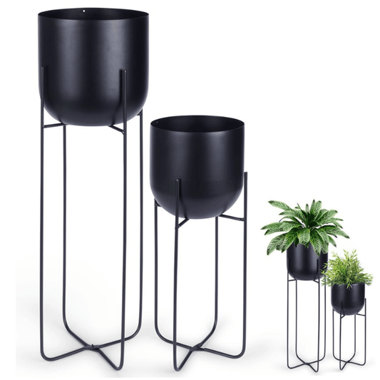 Mažas juodas metalinis gėlių vazonas ant stabilaus stovo, tinka mažesniems puodams