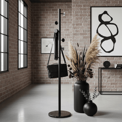 Moderni drabužių pakaba iš metalo su elegantišku marmuriniu pagrindu