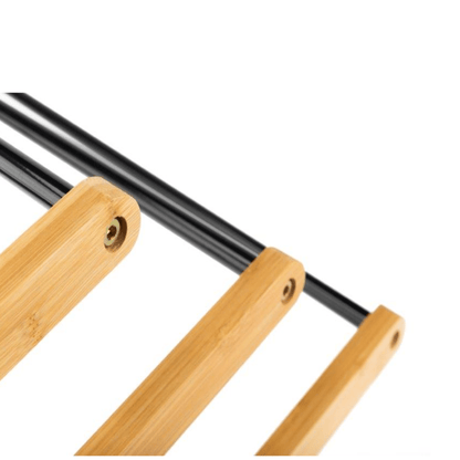 Pastatoma kabykla vonios kambaryje šalia vonios ir kriauklės