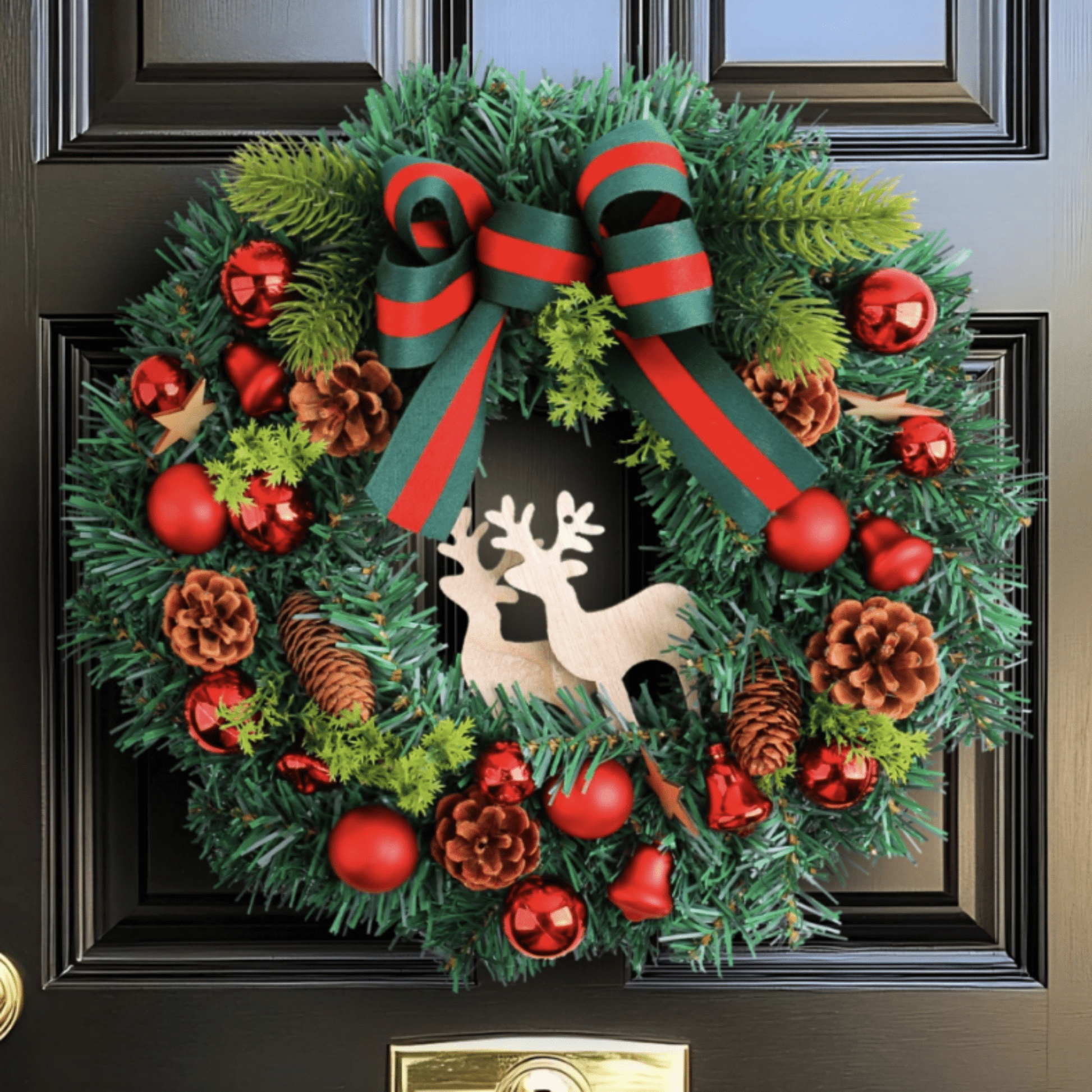 Kalėdinis durų vainikas su žaliosiomis šakomis ir elnių dekoracijomis, tinka vidaus ir lauko naudojimui