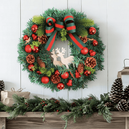 Storas žalias kalėdinis vainikas su elniais – žiemos ir švenčių dekoracija namams