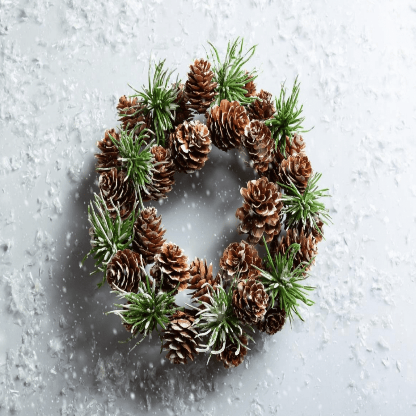 Dekoratyviniai pušies kūgiai kalėdiniams papuošimams ir girliandoms