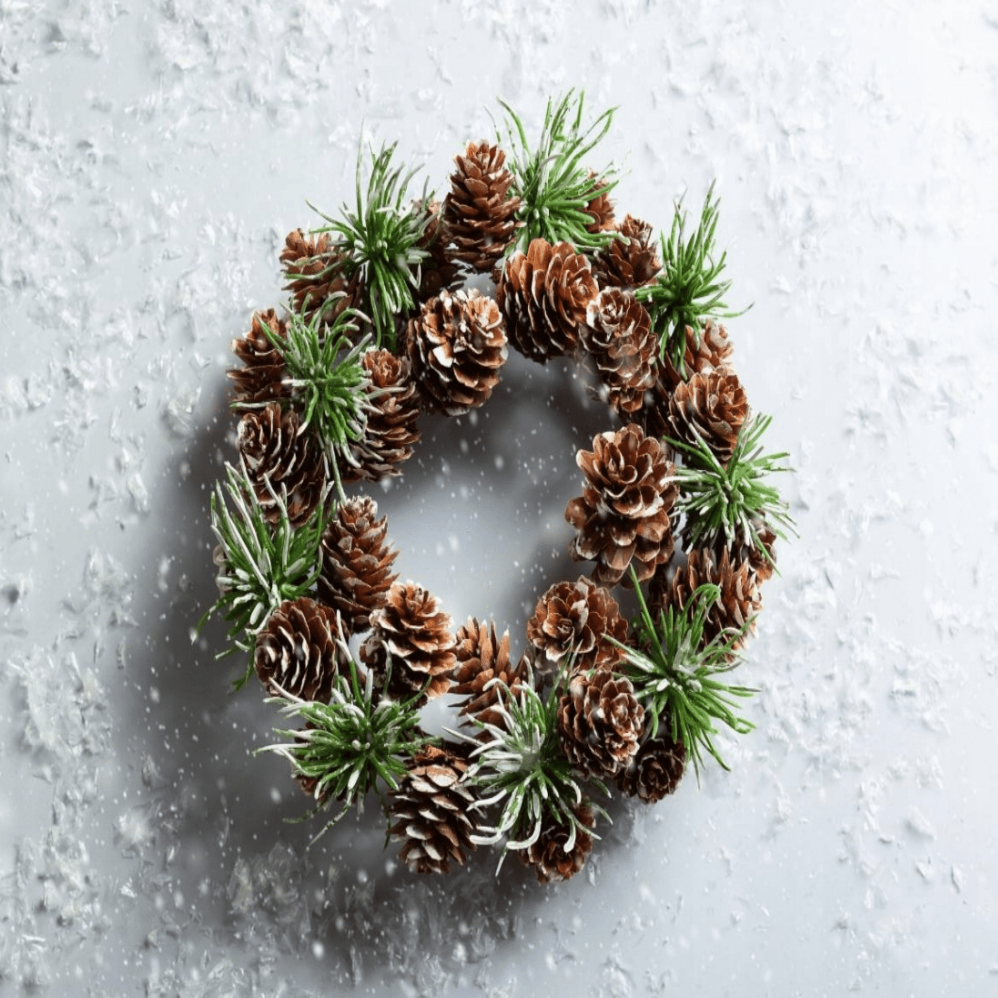 Dekoratyviniai pušies kūgiai kalėdiniams papuošimams ir girliandoms