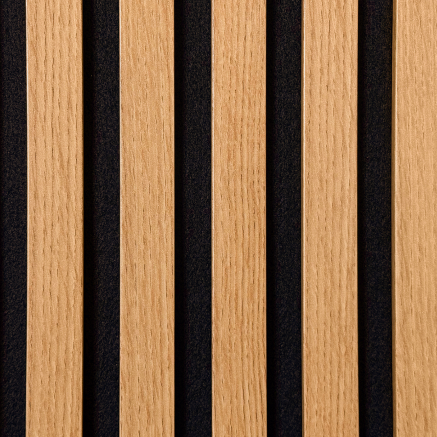 Akustinės MDF lamelės Windsor ąžuolo spalvos ant juodo akustinio veltinio sienai