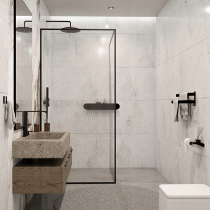 Juoda vonios lentyna pritvirtinta prie sienos dušo kabinoje