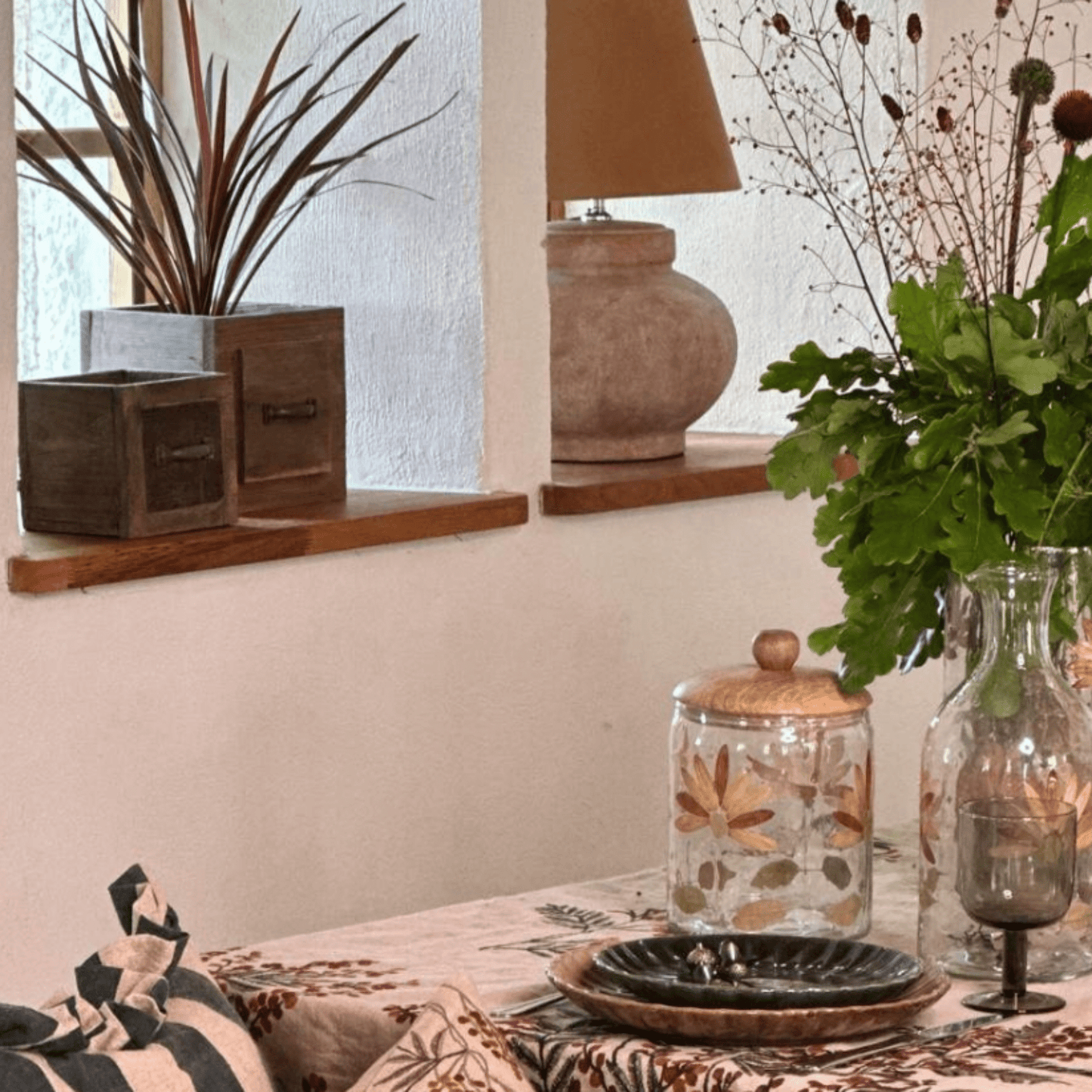 Rustic stiliaus medinė vazonų dėžutė su juoda metaline rankena