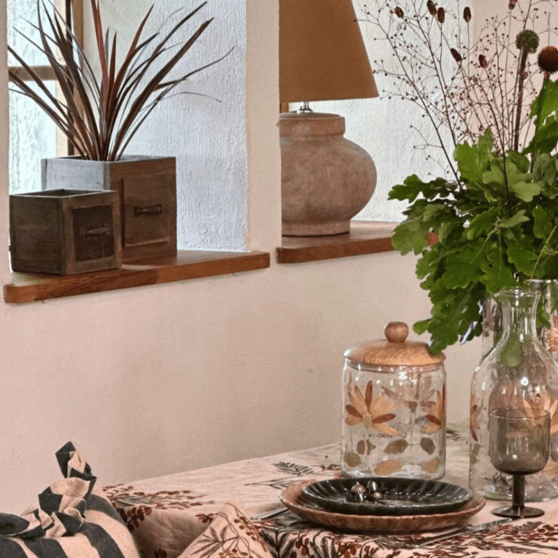 Rustic stiliaus medinė vazonų dėžutė su juoda metaline rankena