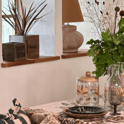 Rustic stiliaus medinė vazonų dėžutė su juoda metaline rankena
