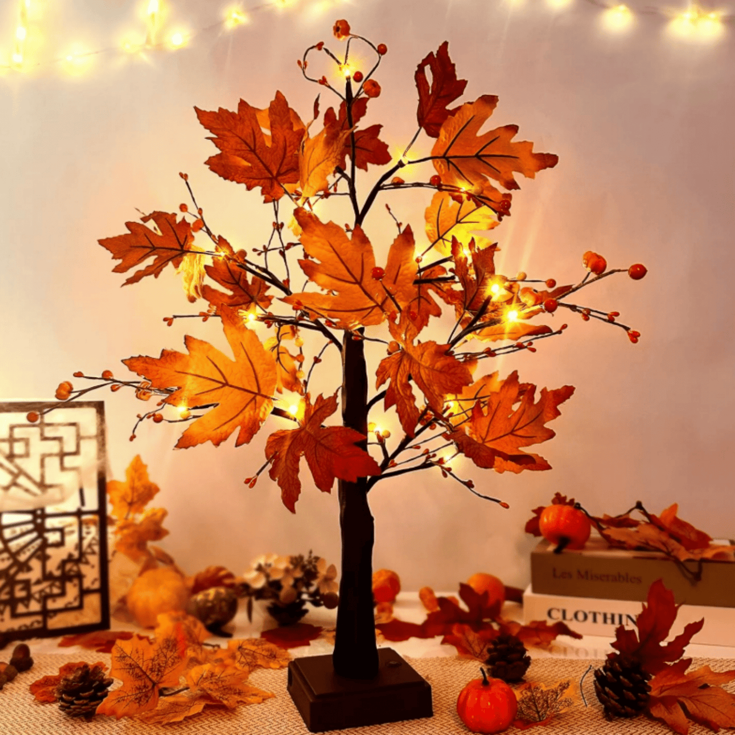 LED stalo dekoracija su moliūgais, geltonais ir oranžiniais rudens vaisiais
