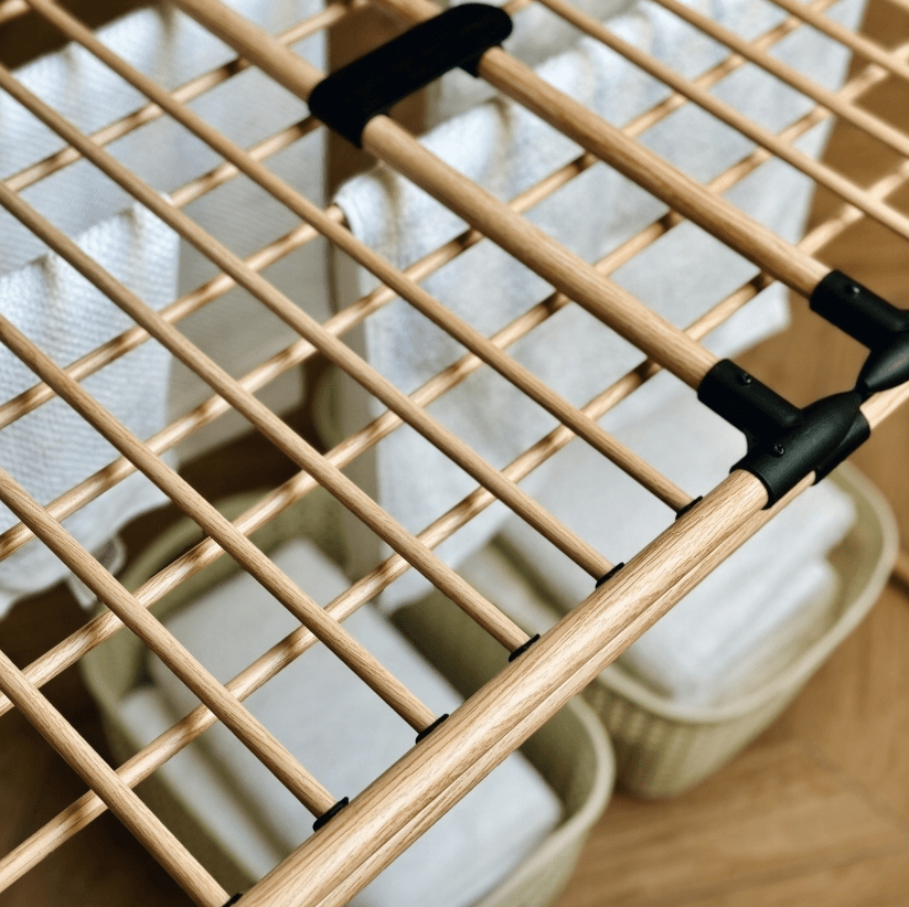 Moderni matinės rudos spalvos džiovykla su metaline konstrukcija