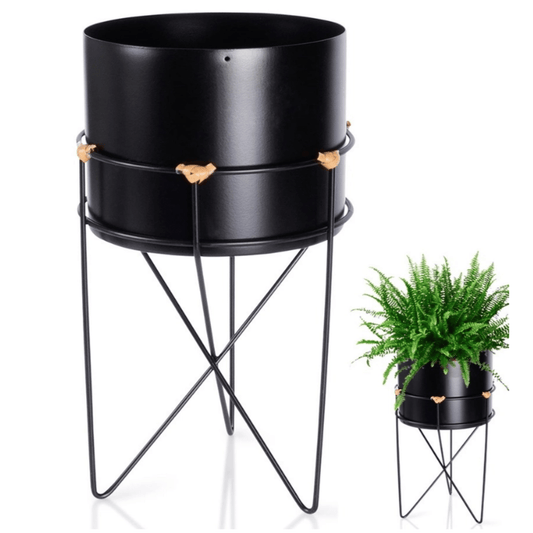 Modernus juodas metalinis vazonas ant stovo, tinkantis tiek klasikiniam, tiek šiuolaikiškam interjerui
