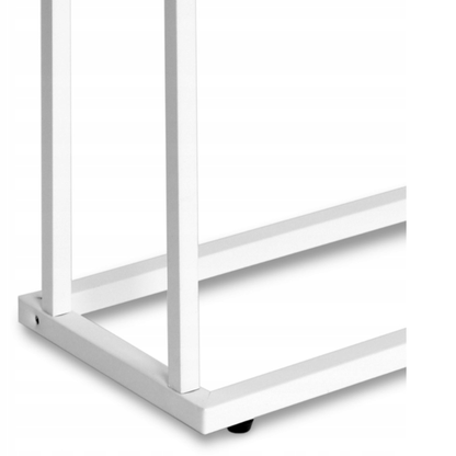 Blizgios baltos spalvos plieninis paviršius – iš arti