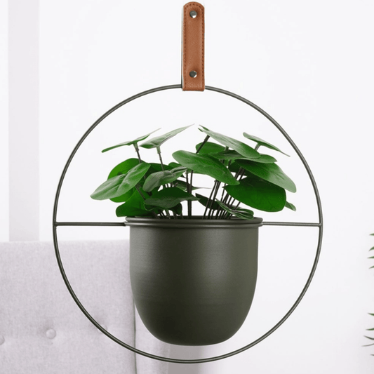 Pakabinamas žalias metalinis vazonas su rudos dirbtinės odos pakabuku