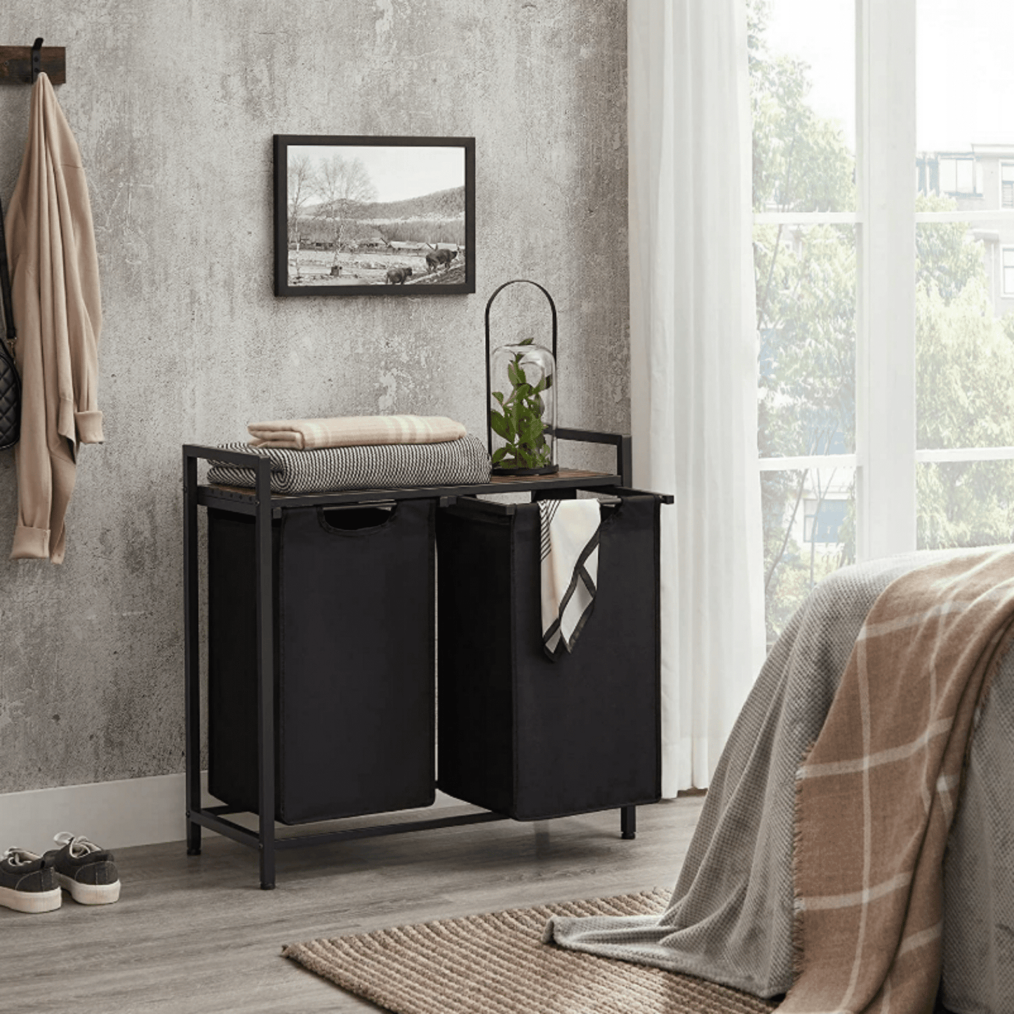 Skalbinių rūšiavimo krepšelis 2 × 46 L talpos, lofto dizaino. Spintelė kartu.
