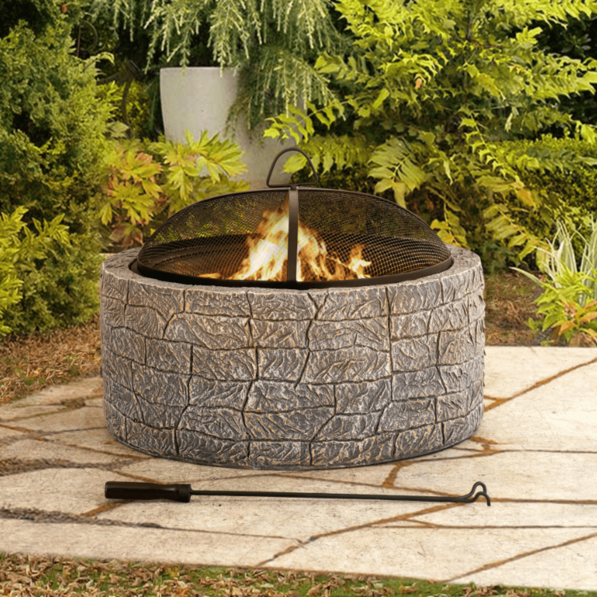 Ventiliuojamas tinklelio dangtis sustabdo kibirkštis ir leidžia stebėti ugnį