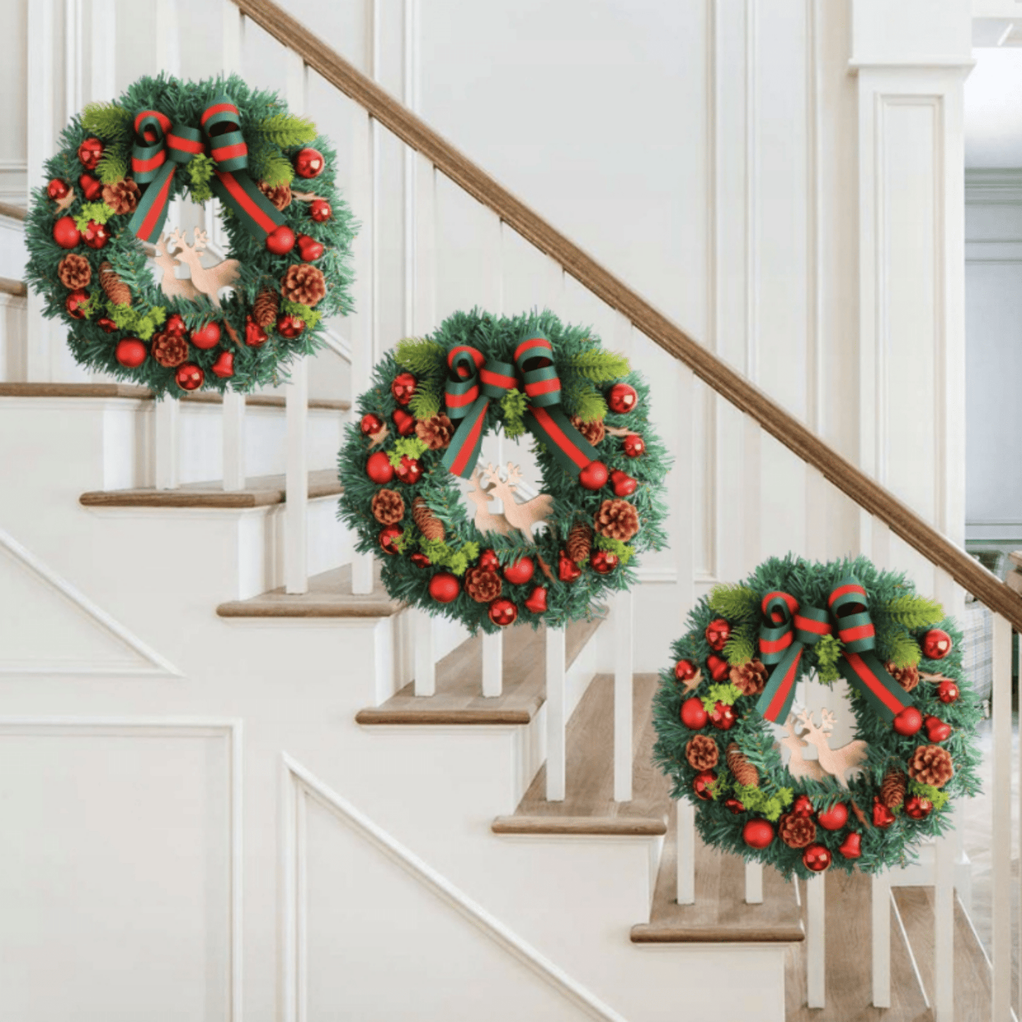 Dekoratyvinis 30 cm kalėdinis vainikas su natūraliai atrodančiomis šakomis ir šventiniais papuošimais