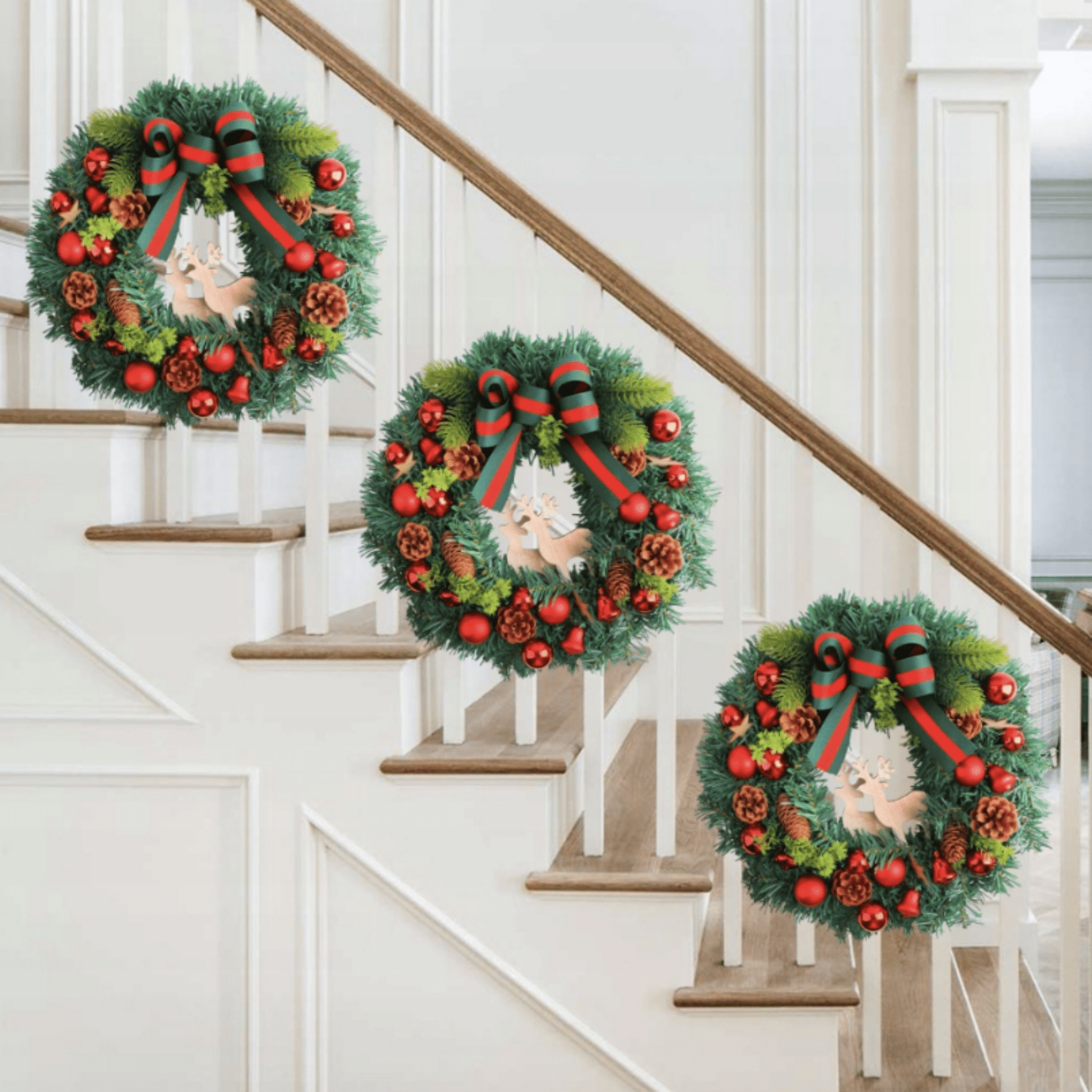 Dekoratyvinis 30 cm kalėdinis vainikas su natūraliai atrodančiomis šakomis ir šventiniais papuošimais