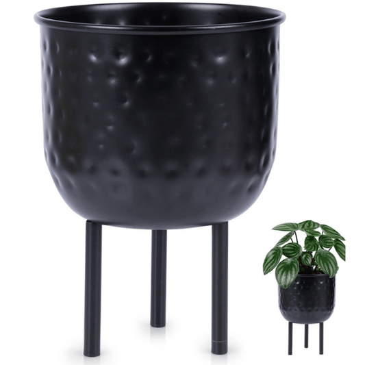 Juodas unikalus metalinis vazonas ant trijų kojelių, matmenys 19 x 26 cm, korpusas 17 cm aukščio ir 19 cm skersmens